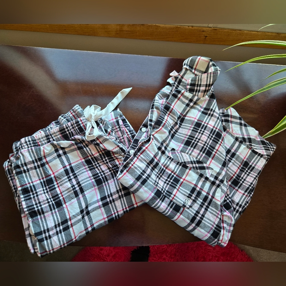 2 piece, Victoria’s Secret Flannel Pajama Set | Black, White & Pink Plaid large